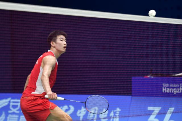 华体会hth-李诗沣2-1惊险击败梁峻豪，晋级中国香港羽毛球公开赛男单四强